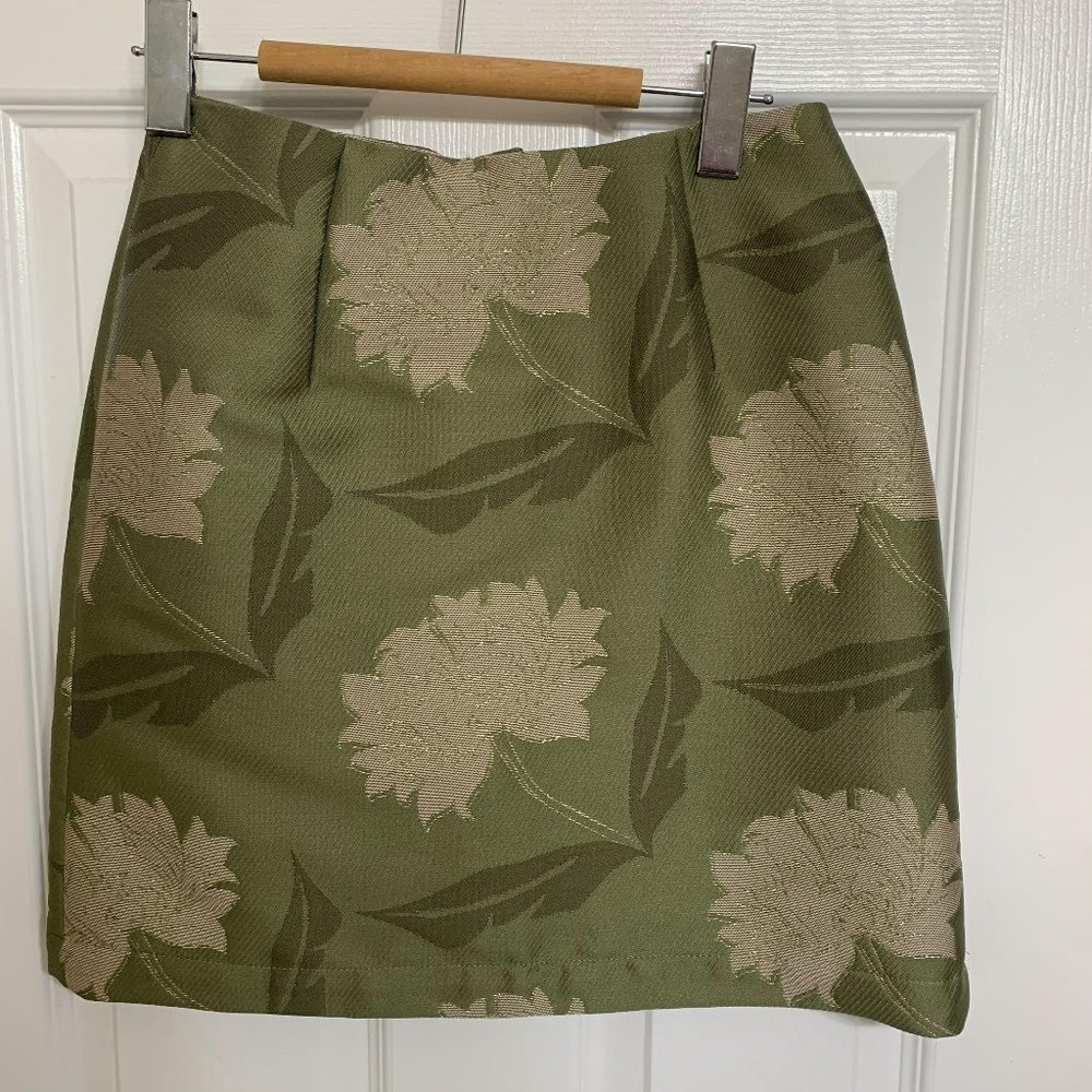 NWOT-H&M green floral skirt